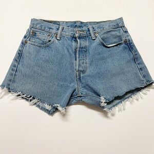 Levis Womens Medium Wash 501 Distressed Fringe Cut Off Shorts Size 31
